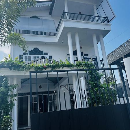 Ramlyn Guesthouse & Restaurant Negombo Kültér fotó