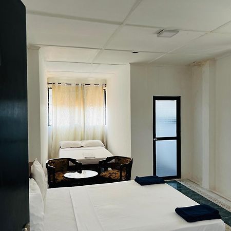 Ramlyn Guesthouse & Restaurant Negombo Kültér fotó