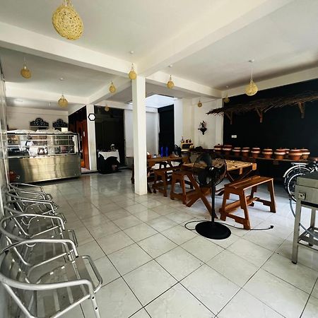 Ramlyn Guesthouse & Restaurant Negombo Kültér fotó