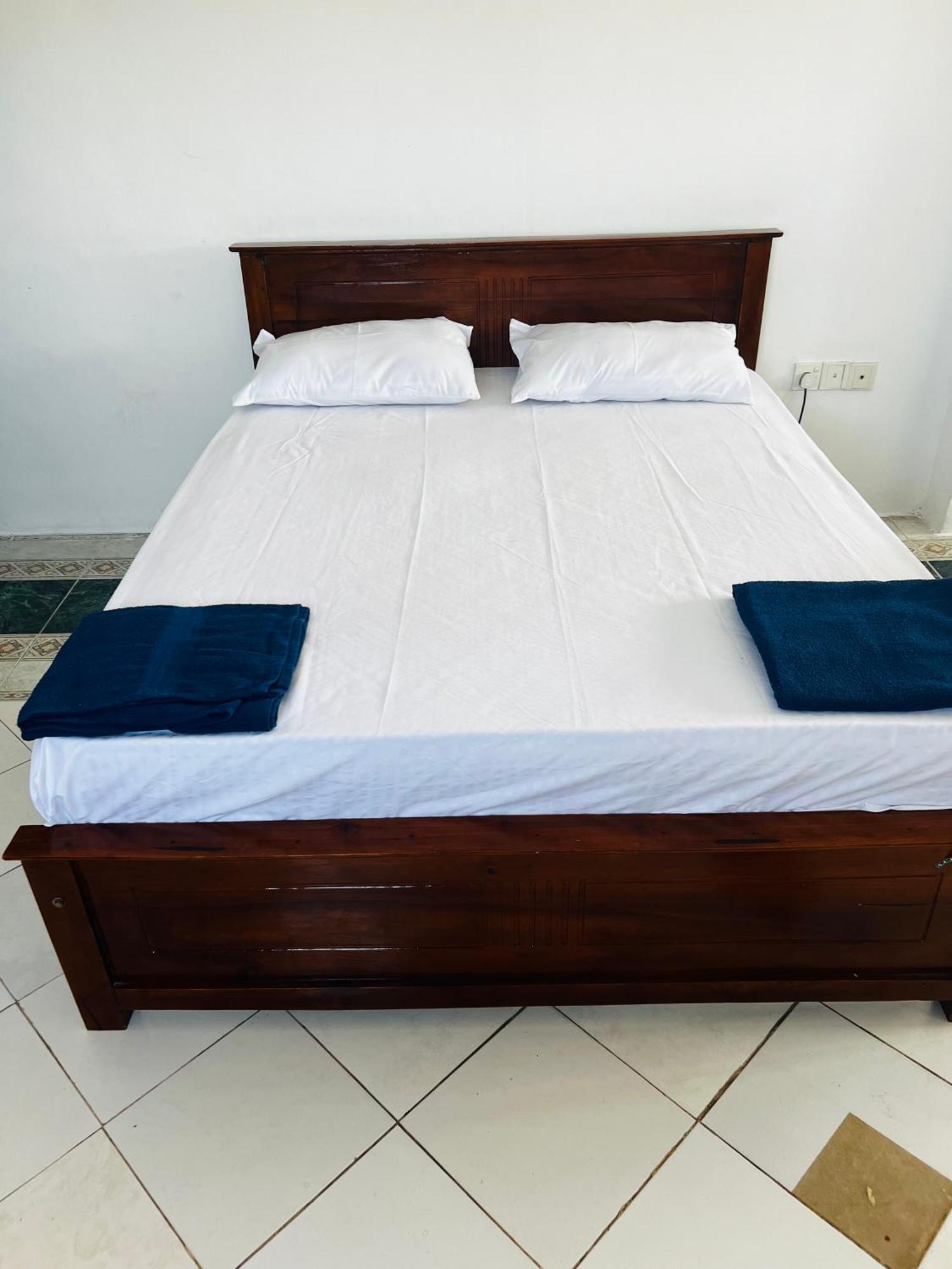 Ramlyn Guesthouse & Restaurant Negombo Kültér fotó