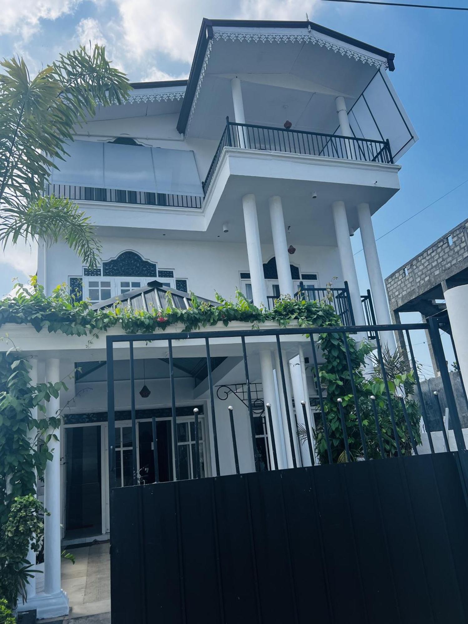 Ramlyn Guesthouse & Restaurant Negombo Kültér fotó