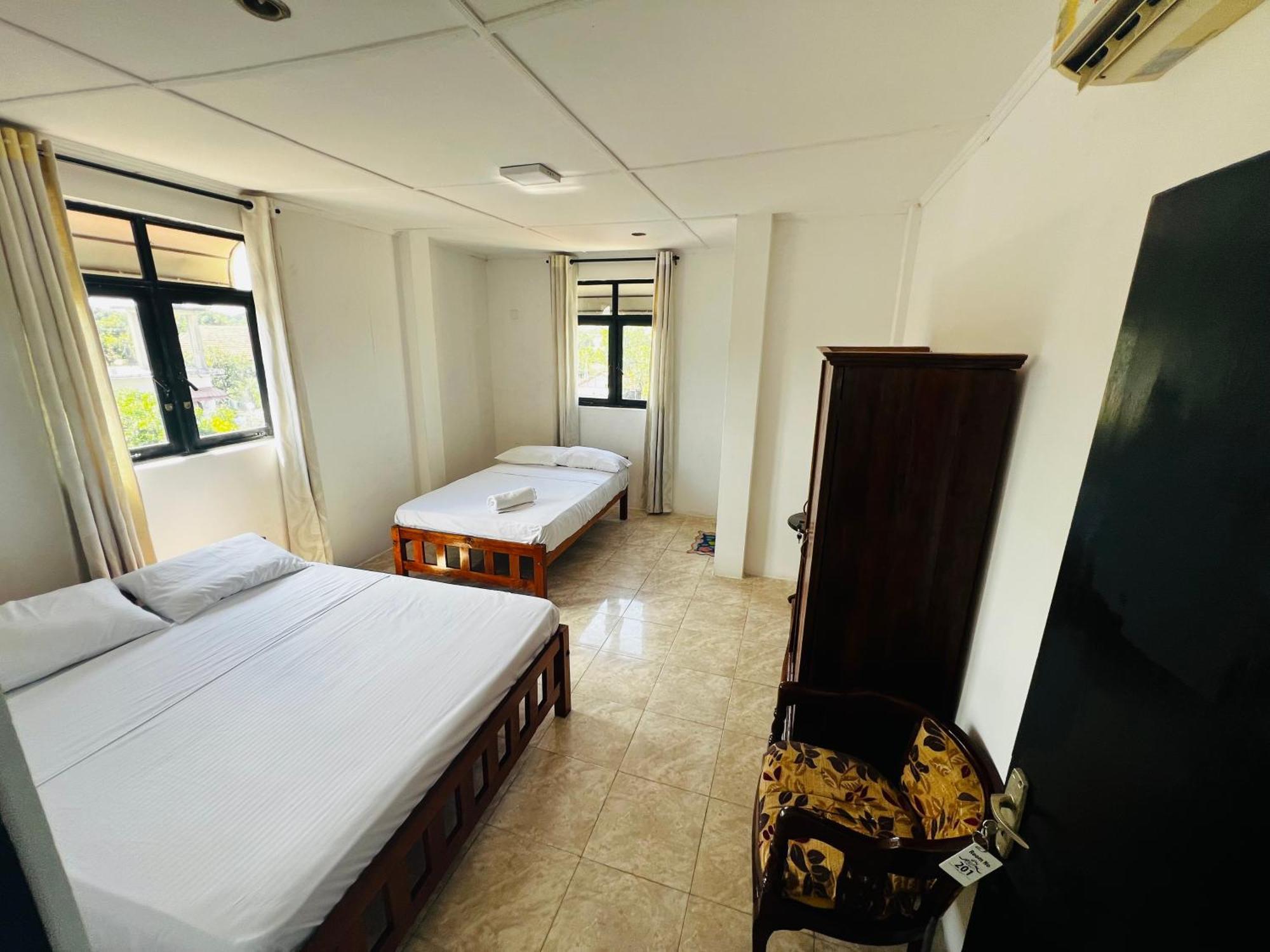Ramlyn Guesthouse & Restaurant Negombo Kültér fotó
