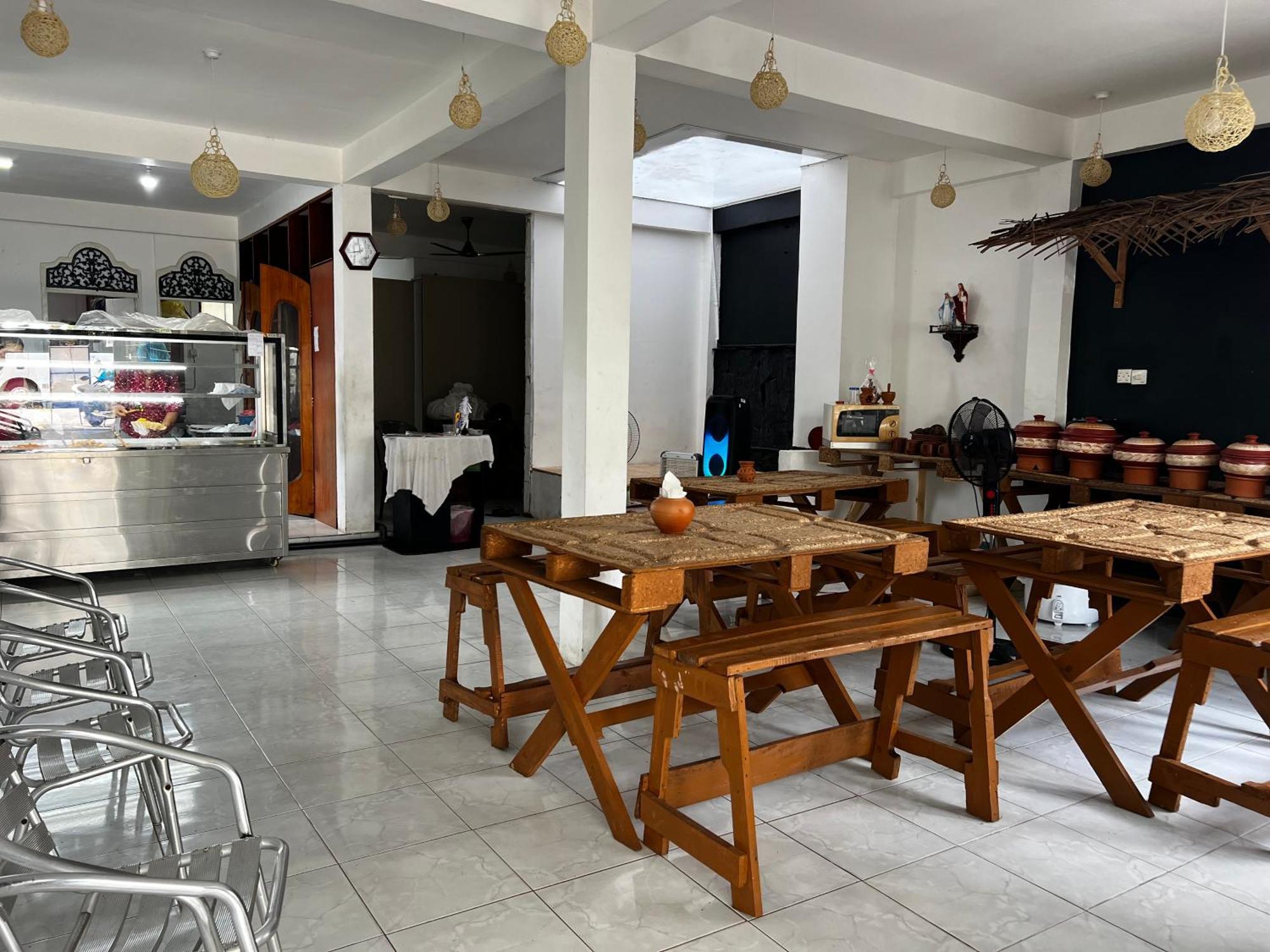 Ramlyn Guesthouse & Restaurant Negombo Kültér fotó